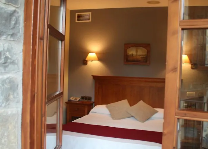 & Pena Montanesa Aínsa